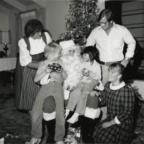 Santa comes to town for Escalante Community Center area - Tempe Daily News, November 18 1985