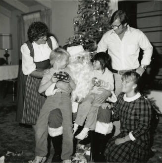 Santa comes to town for Escalante Community Center area - Tempe Daily News, November 18 1985