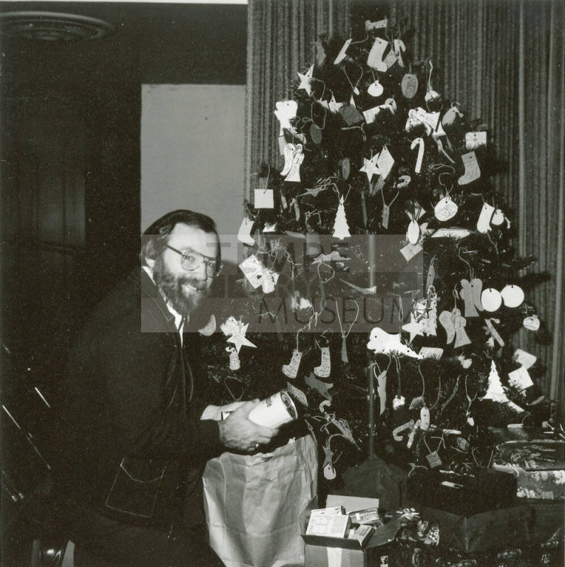 Season for giving. - Tempe Daily News, December 21 1985