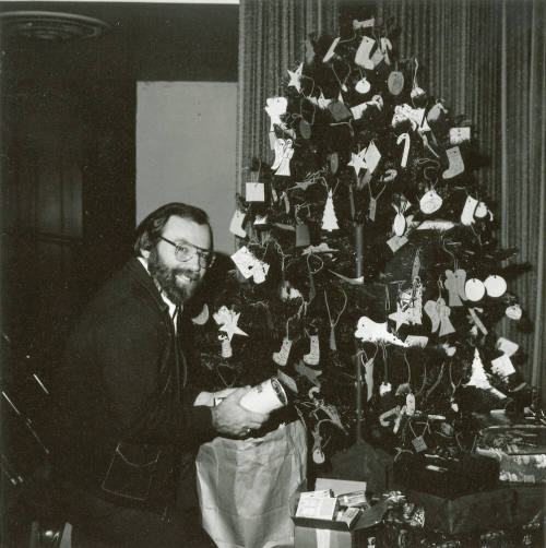 Season for giving. - Tempe Daily News, December 21 1985