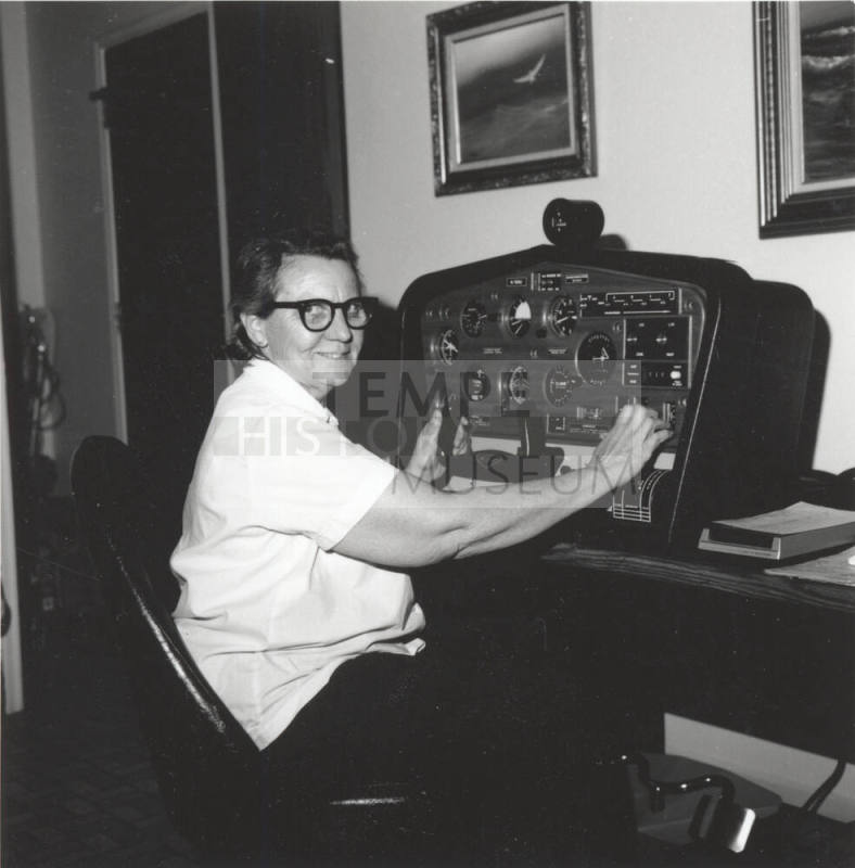 Woman in glasses in front of a machine