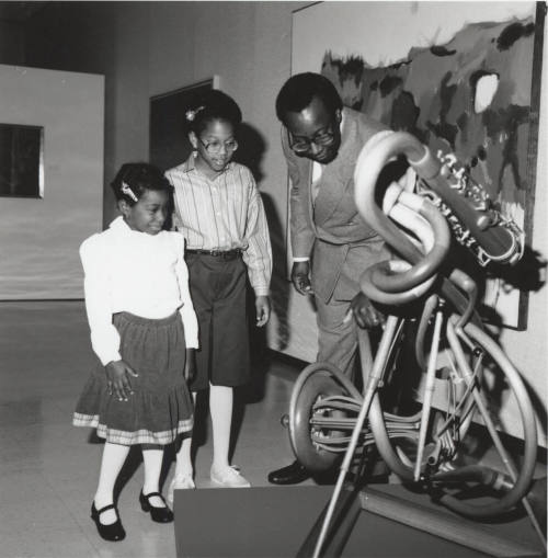 Keeping in touch with the arts - Tempe Daily News - March 3, 1986
