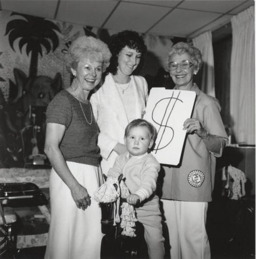 Center of attention - Tempe Daily News - January 22, 1986