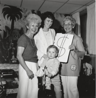 Center of attention - Tempe Daily News - January 22, 1986