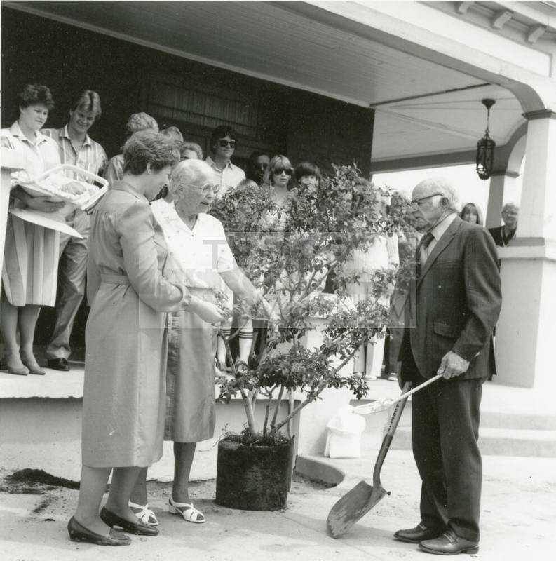 Members & Guests, Tempe Daily News, April 19, 1986