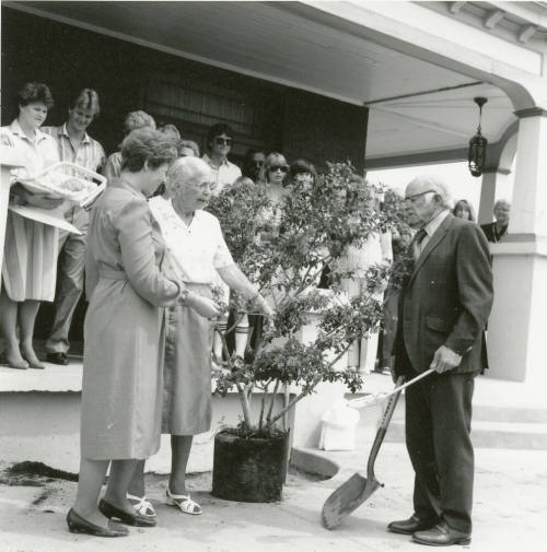 Members & Guests, Tempe Daily News, April 19, 1986