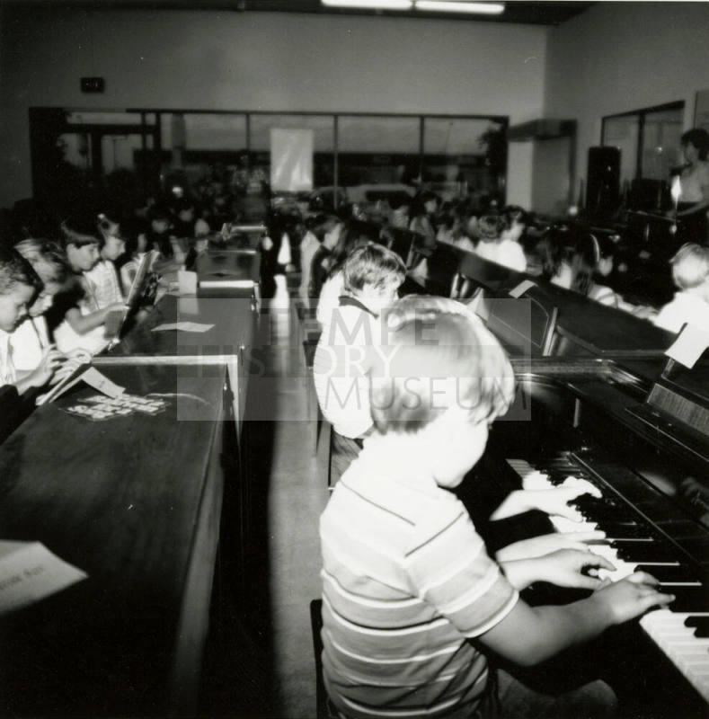 460 fingers tickle the ivories in unison - Tempe Daily News - April 17, 1985