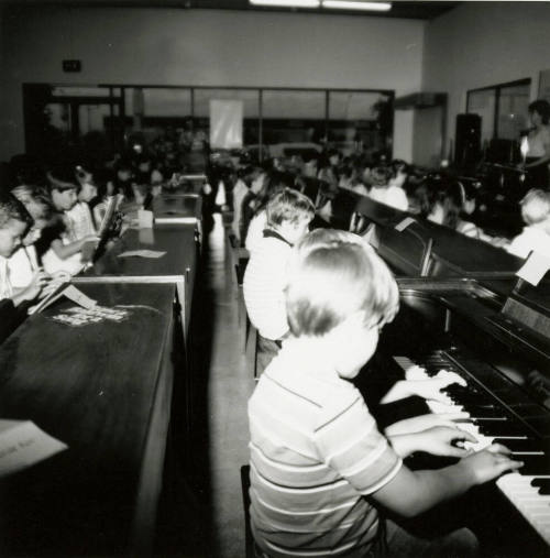 460 fingers tickle the ivories in unison - Tempe Daily News - April 17, 1985