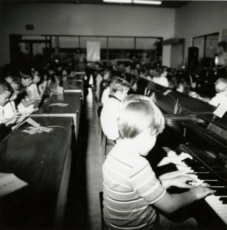 460 fingers tickle the ivories in unison - Tempe Daily News - April 17, 1985