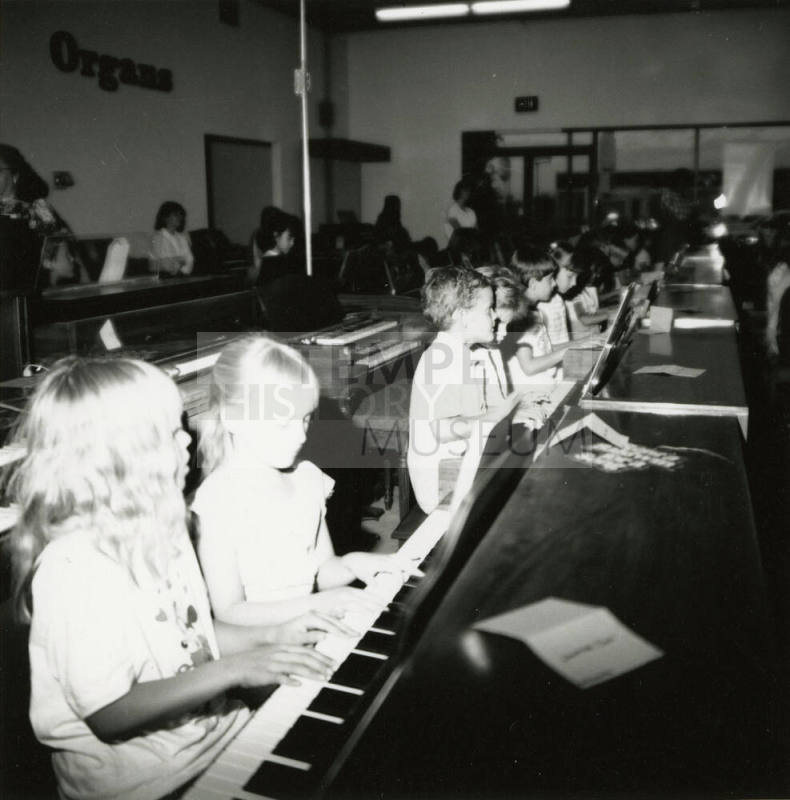 460 fingers tickle the ivories in unison - Tempe Daily News - April 17, 1985