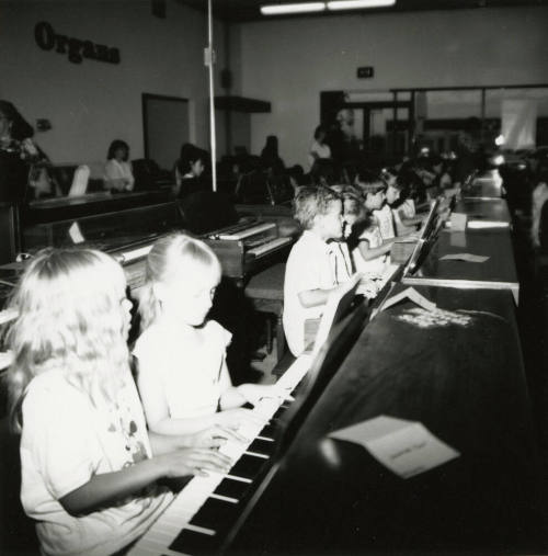 460 fingers tickle the ivories in unison - Tempe Daily News - April 17, 1985