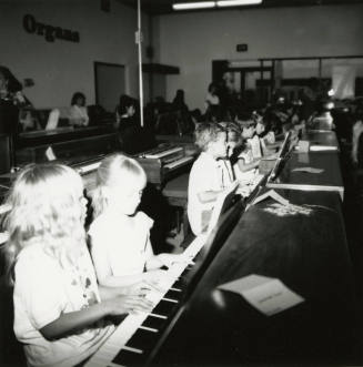 460 fingers tickle the ivories in unison - Tempe Daily News - April 17, 1985