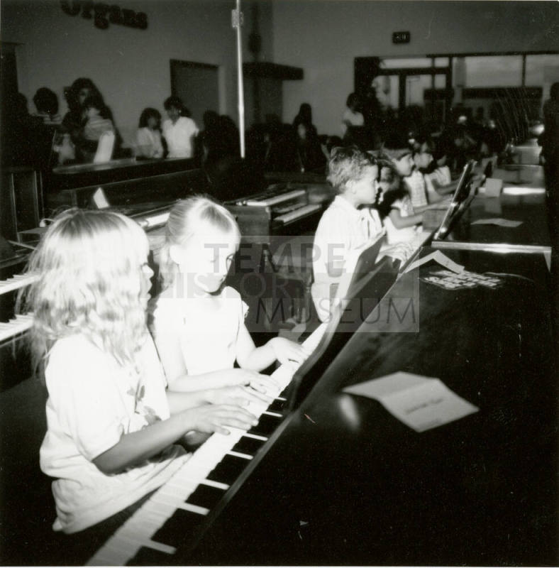 460 fingers tickle the ivories in unison - Tempe Daily News - April 17, 1985