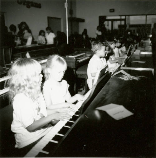 460 fingers tickle the ivories in unison - Tempe Daily News - April 17, 1985