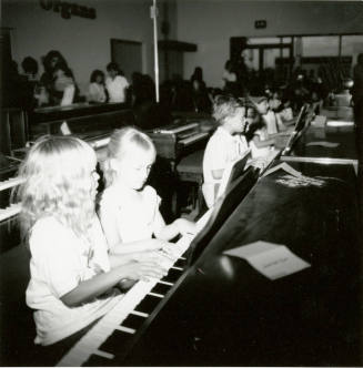 460 fingers tickle the ivories in unison - Tempe Daily News - April 17, 1985