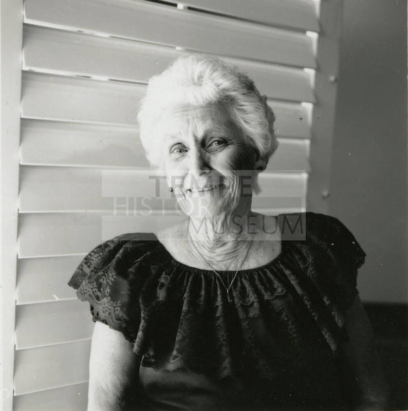 Woman posing for the camera.