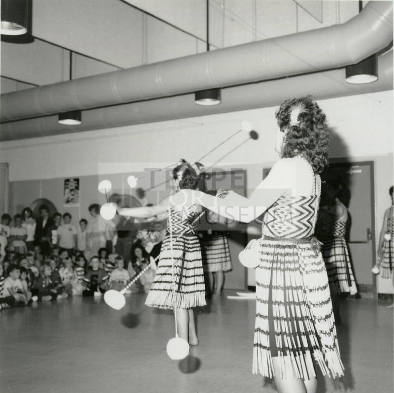 Maori dancers