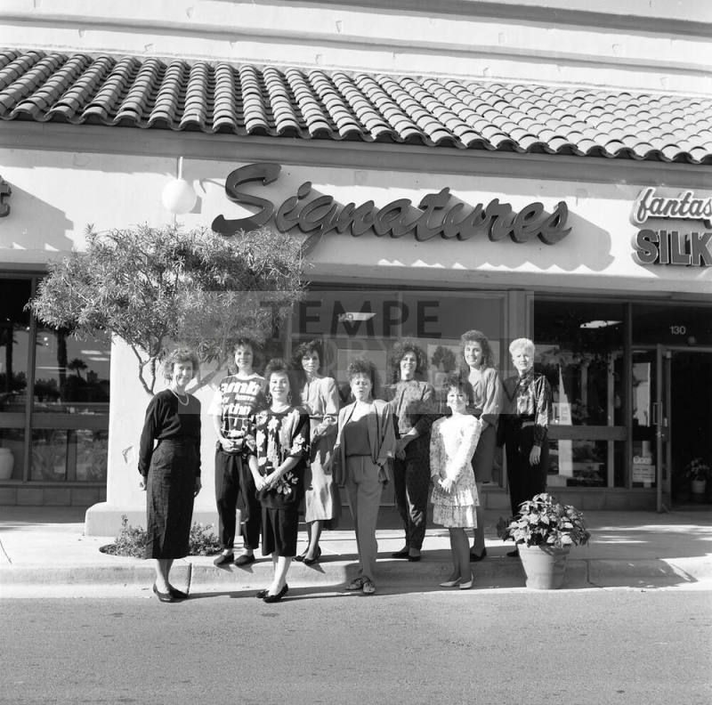 Signatures Store at McClintock and Warner Christmas Photo