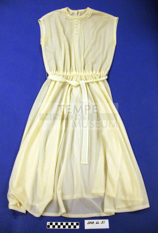 Ivory Crepe Sleeveless 1960s Dress