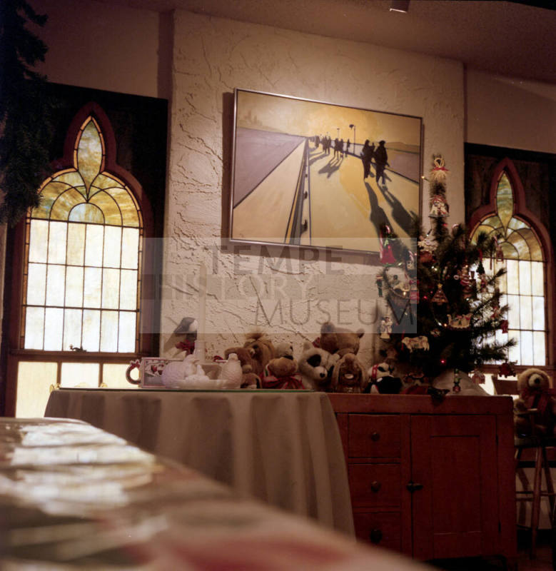 Small Christmas tree with stuffed animals on a table