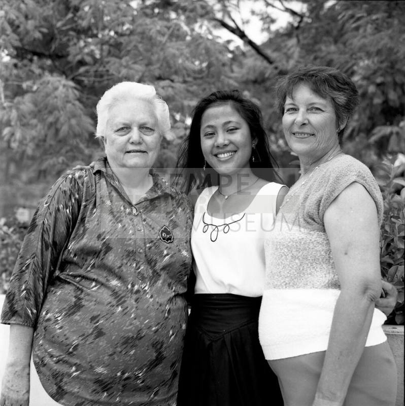 Portrait photo of a smiling girl /w family