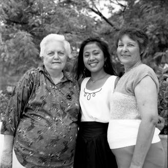 Portrait photo of a smiling girl /w family
