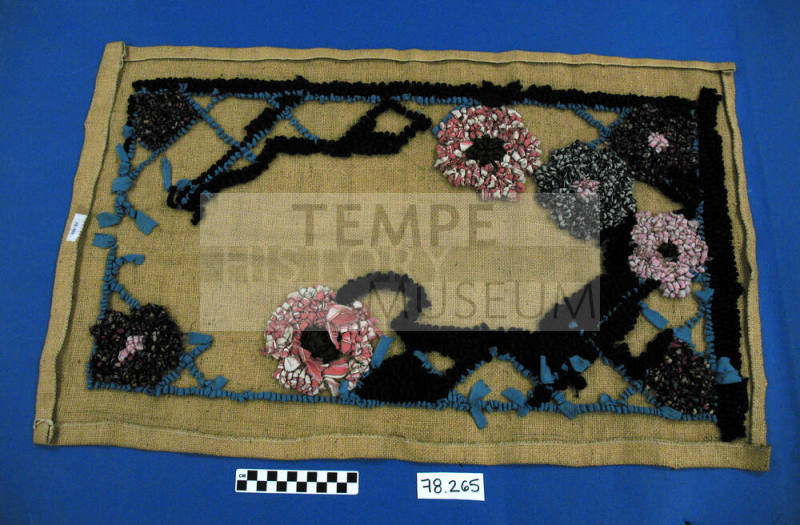 Hooked rag rug