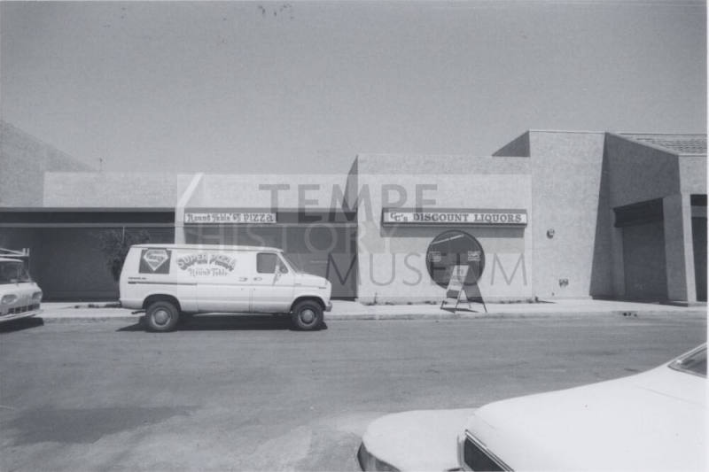 Round Table Pizza Restaurant - 1849 North Scottsdale Road, Tempe, Arizona