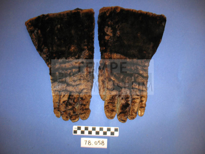 Man's beaver gloves