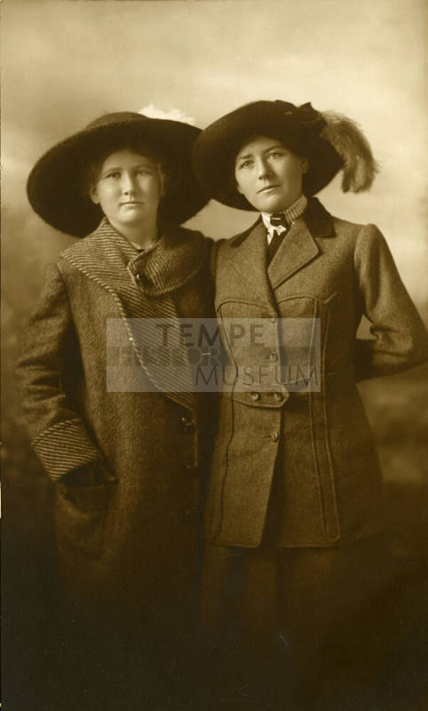 Photograph of Cummings with another lady.