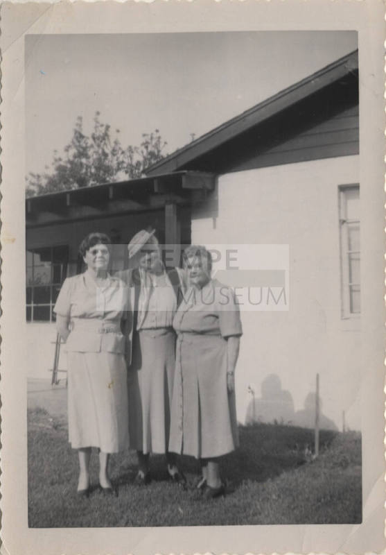 Sallie Hayden and two women, 1952