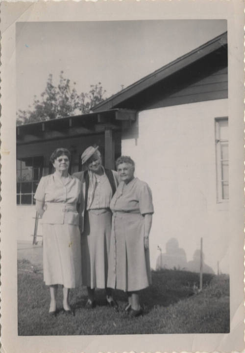 Sallie Hayden and two women, 1952