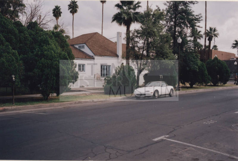 West side of Harrington-Birchett House from the street