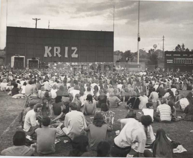 KRIZ concert attendees