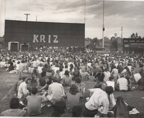 KRIZ concert attendees