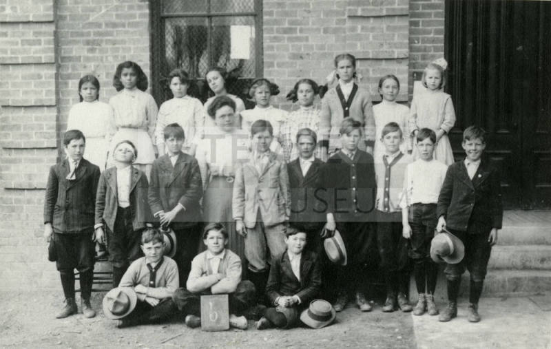 Tempe Grammar 6th Grade Class picture.