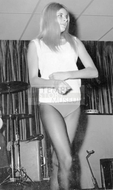 Go-Go Dancer at Fifth Estate