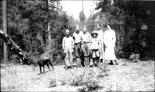 Woolf family group with other family and dog