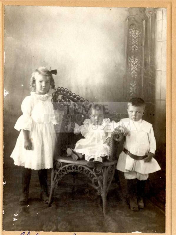 Photo of Thelma, Irene, and Everett Cummins