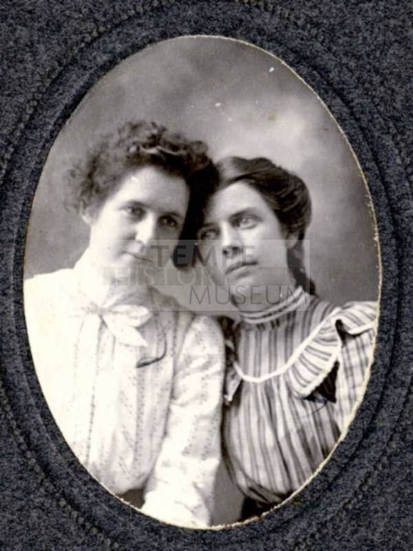 Photo of sisters Clara and Nell Cummins