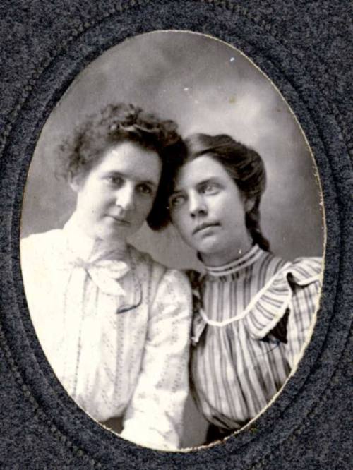 Photo of sisters Clara and Nell Cummins