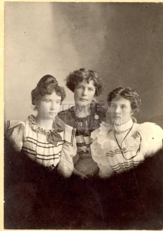 Group photo with Clara Cummins