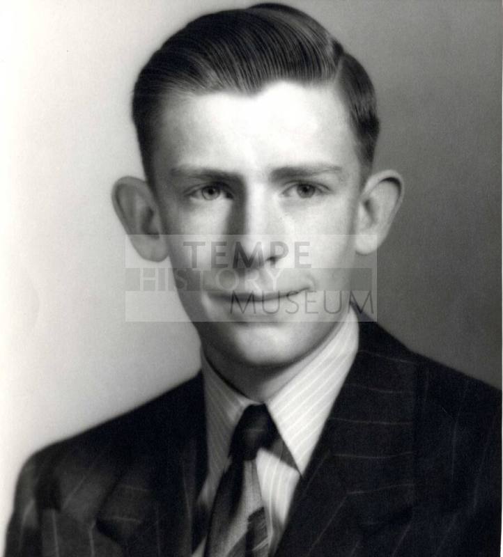 Portrait photo of William Raymond