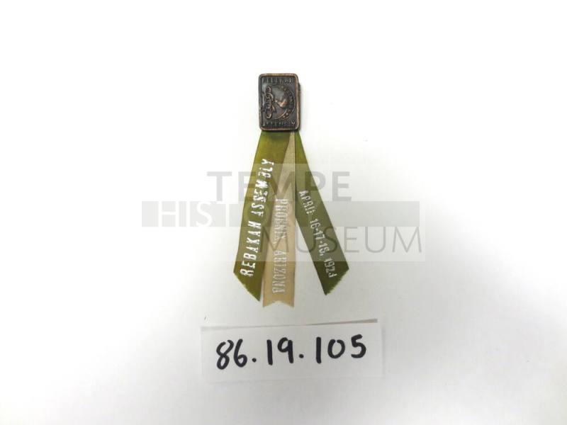 Small pin with three ribbons