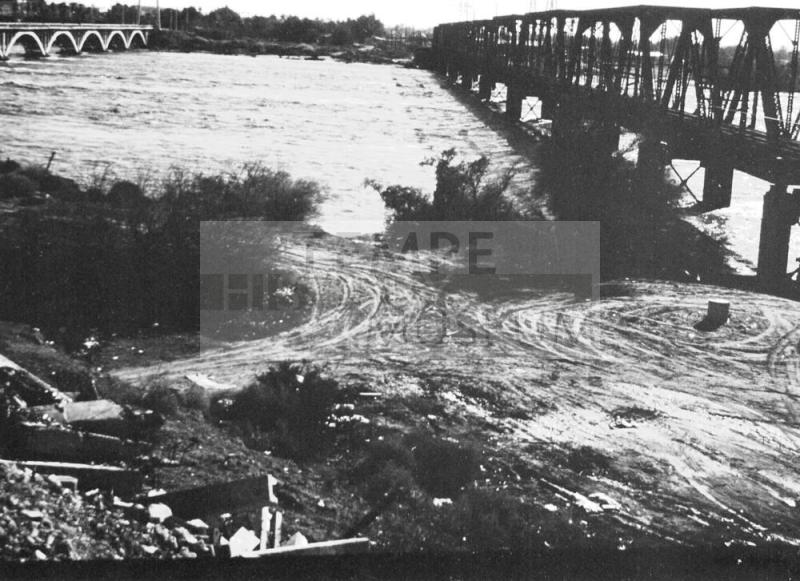 Salt River, Ash Avenue Bridge, Southern Pacific Railroad Bridge