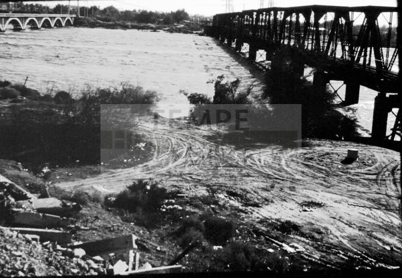 Salt River, Ash Avenue Bridge, Southern Pacific Railroad Bridge