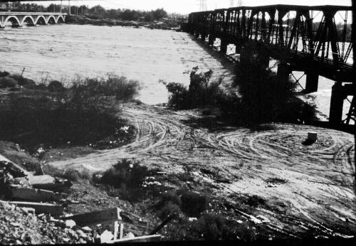 Salt River, Ash Avenue Bridge, Southern Pacific Railroad Bridge