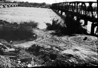 Salt River, Ash Avenue Bridge, Southern Pacific Railroad Bridge