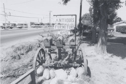 Trader's Den Antiques Shop - 1004 West University Drive, Tempe, Arizona