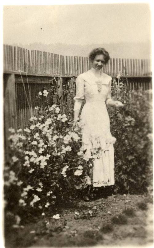 Bertrande Hendrix Death Announcement and Photo 1918